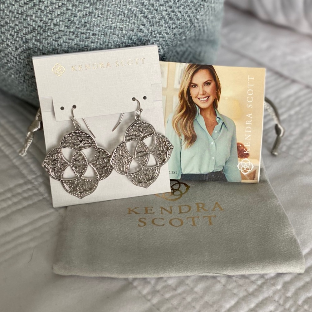 💝 Kendra Scott Rare & Retired Logo Medallions 💝